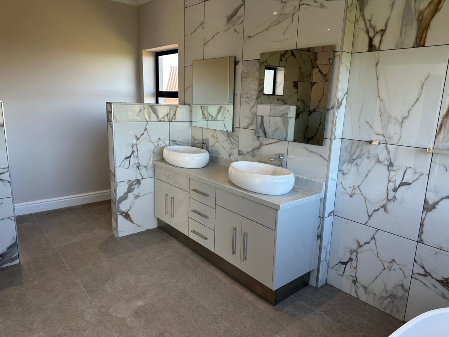 5 Bedroom Property for Sale in Stilbaai Wes Western Cape